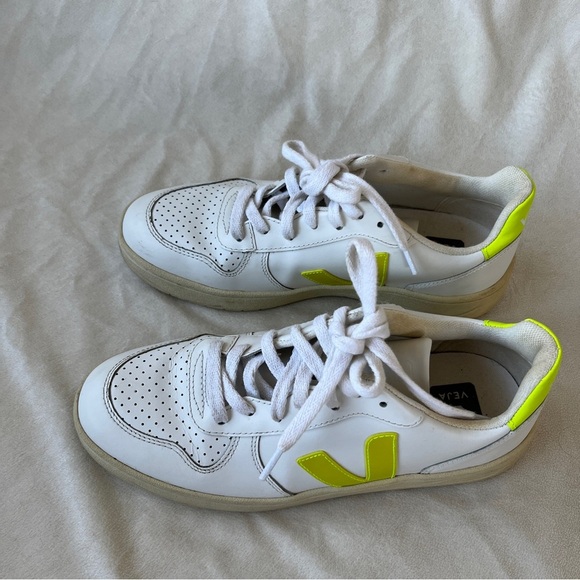 Veja V-10 Sneaker in Extra White Jaune Fluo Size 7 - Picture 4 of 11